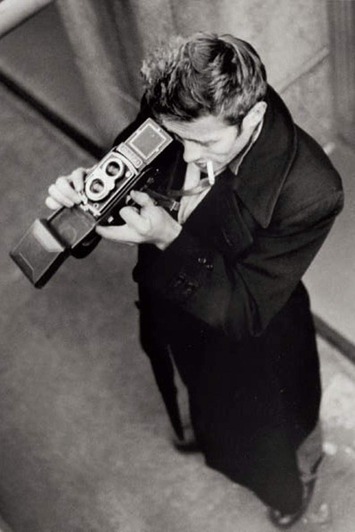 Am 30. 5. beginnt die Vorbesichtigung zur 14. Westlicht- Photographica-Auktion (10. 6.). Unter anderem zu sehen: das 1954 entstandene Porträt von James Dean mit seiner Rolleiflex, aufgenommen von Roy Schatt.