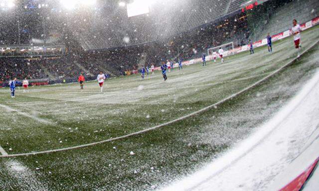 Symbolbild - Schnee im Fußballstadion