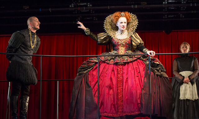 Strenge Königin: Ulli Maier als Elizabeth I., Markus Kofler als Tilney, Olivia Pflegerl als Molly (r.). 