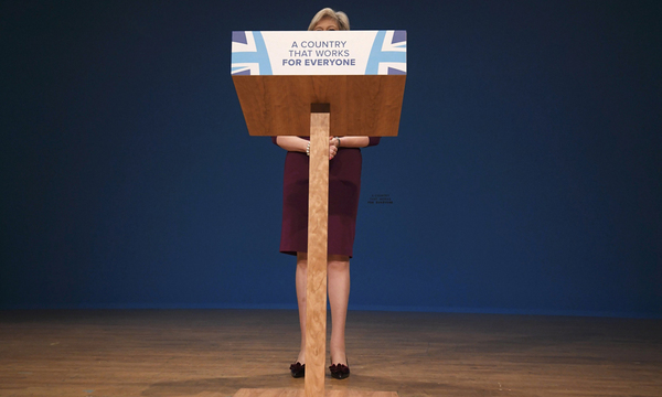 Die Regierung unter Premierministerin Theresa May tut sich schwer, den negativen Folgen des Brexit zu trotzen.