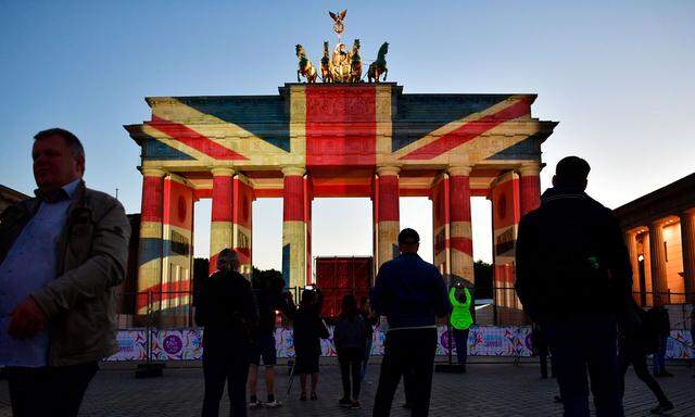  Als Zeichen der Solidarität mit den Opfern des Anschlags in London ist am Sonntagabend das Brandenburger Tor in Berlin in den britischen Nationalfarben angeleuchtet worden. 