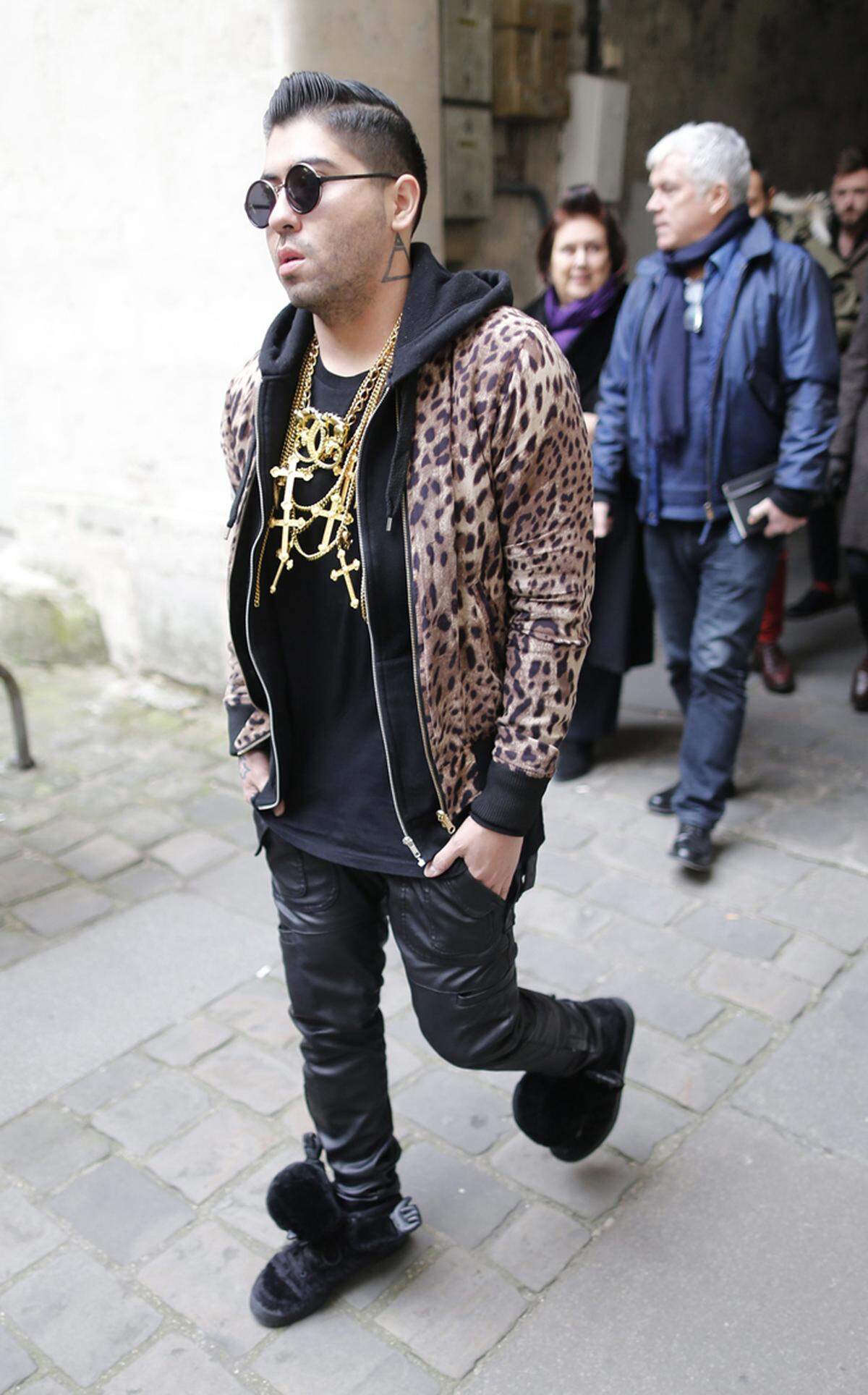 Lederhose, Jacke mit Leopardenmuster und ganz viele Goldketten. So zeigte sich dieser modebegeisteter Mann vor der Show von Maison Martin Margiela.