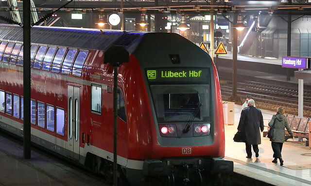 Ein Zug am Hamburger Hauptbahnhof