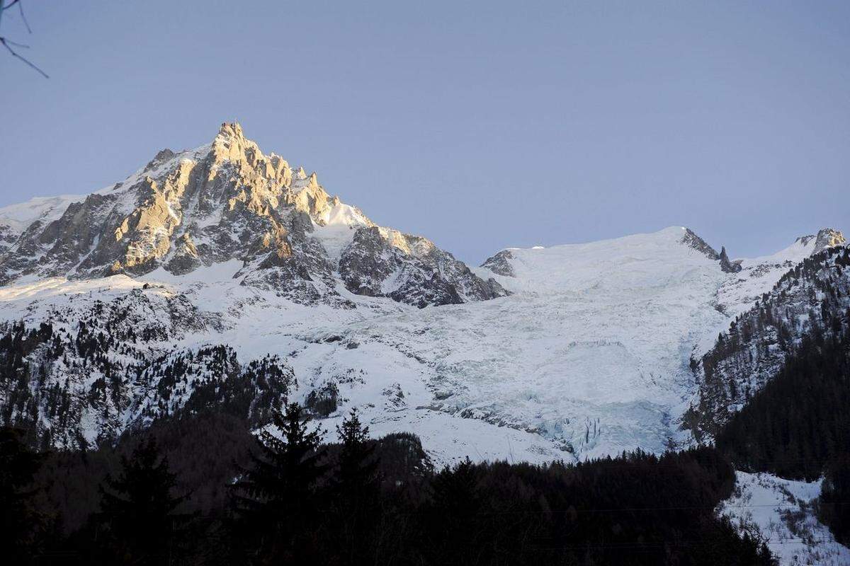 Wer in der Region rund um den Mont Blanc die kilometerlangen Pisten befahren will, muss dafür ebenfalls deutlich tiefer in die Taschen greifen, als etwa in Österreich. In der Region Chamonix Mont Blanc kostet die Tageskarte beispielsweise 62 Euro.