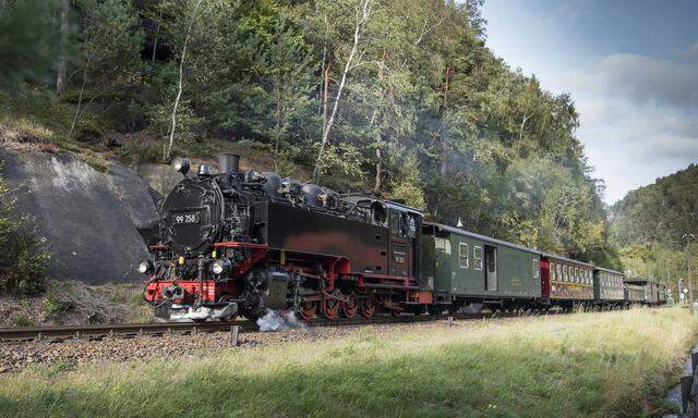 Über 100 Jahre alt ist die Dampflok, die den Zug mit historischen Wagen zum Bahnhof Oybin (Landkreis Görlitz) zieht. 