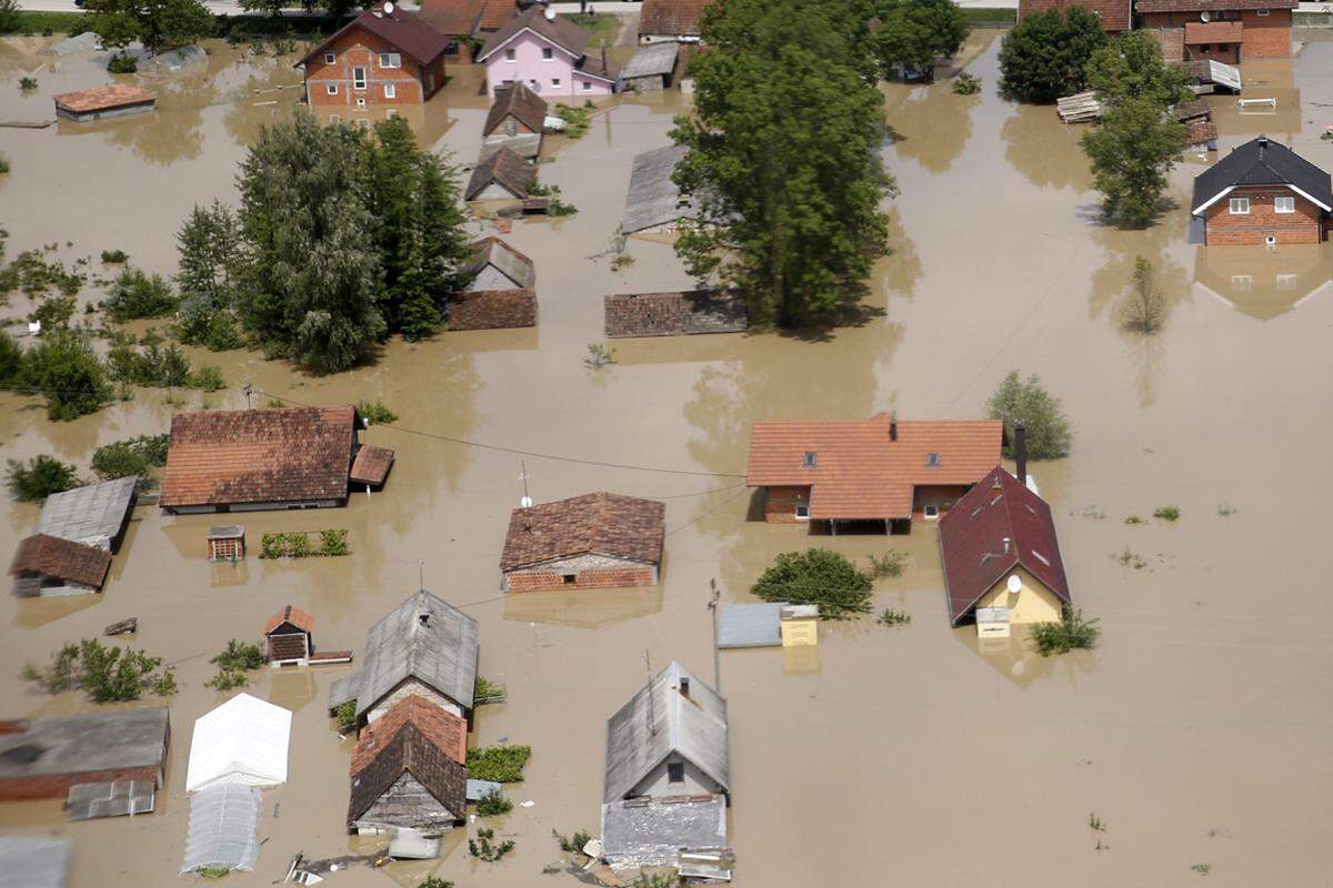 Vier österreichische Bundesheer-Hubschrauber haben beim größten Hochwasser seit über 120 Jahren in Bosnien in den vergangenen Tagen in 160 Einsätzen mehr als 800 Personen in Sicherheit gebracht. Ein Bild aus der Region Oraske, Bosnien.