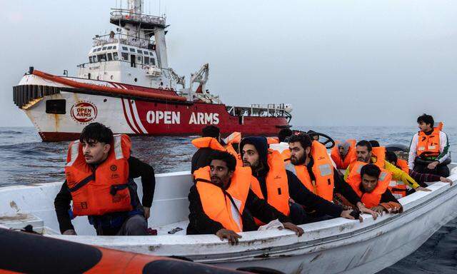 An Bord der „Open Arms“ befanden sich 57 Migranten.