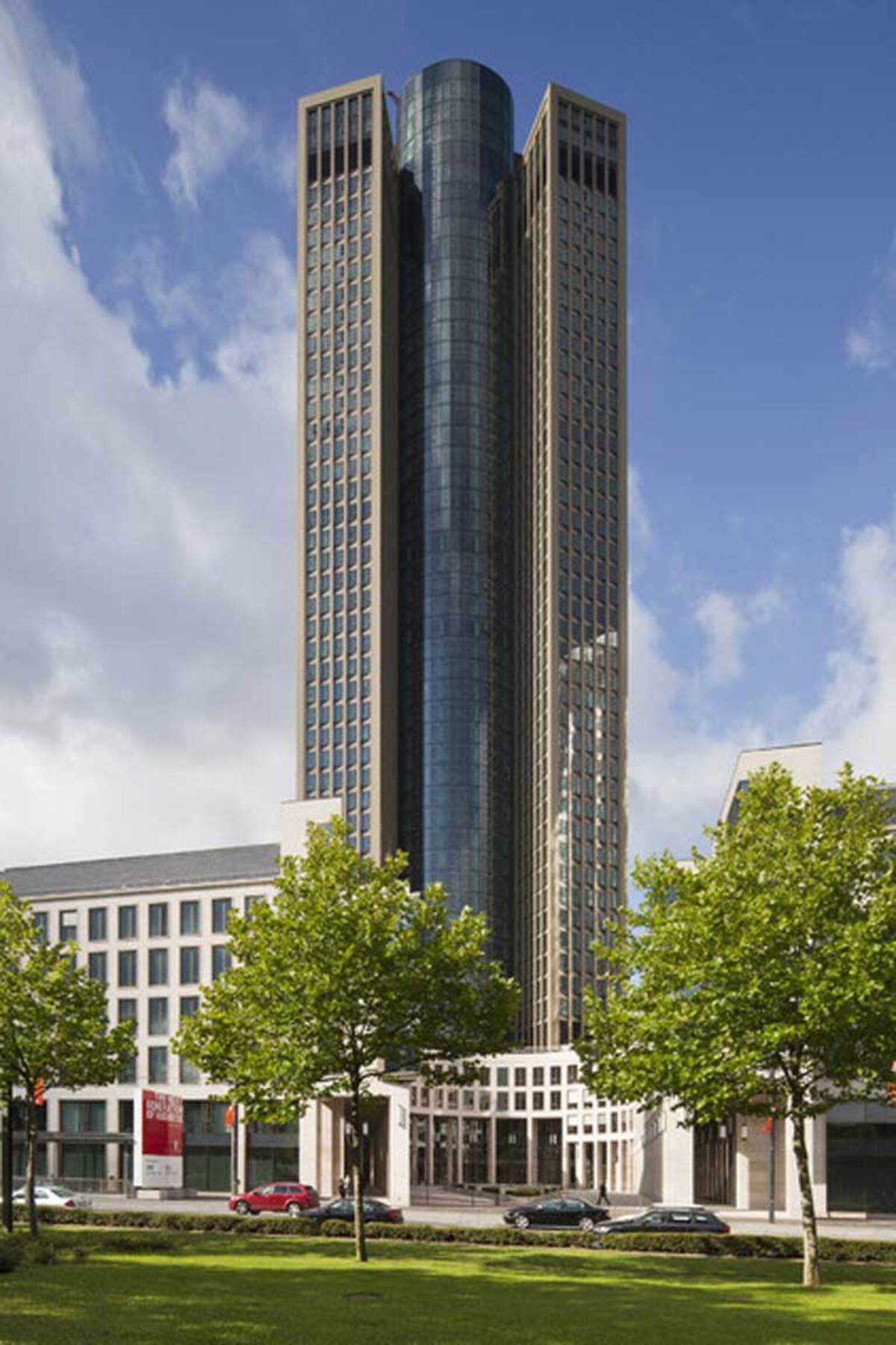 Der zwischen Bankenviertel und Messe zentral an der Friedrich-Ebert-Anlege gelegene Tower 185 bildet den Eingang zum Frankfurter Europaviertel.