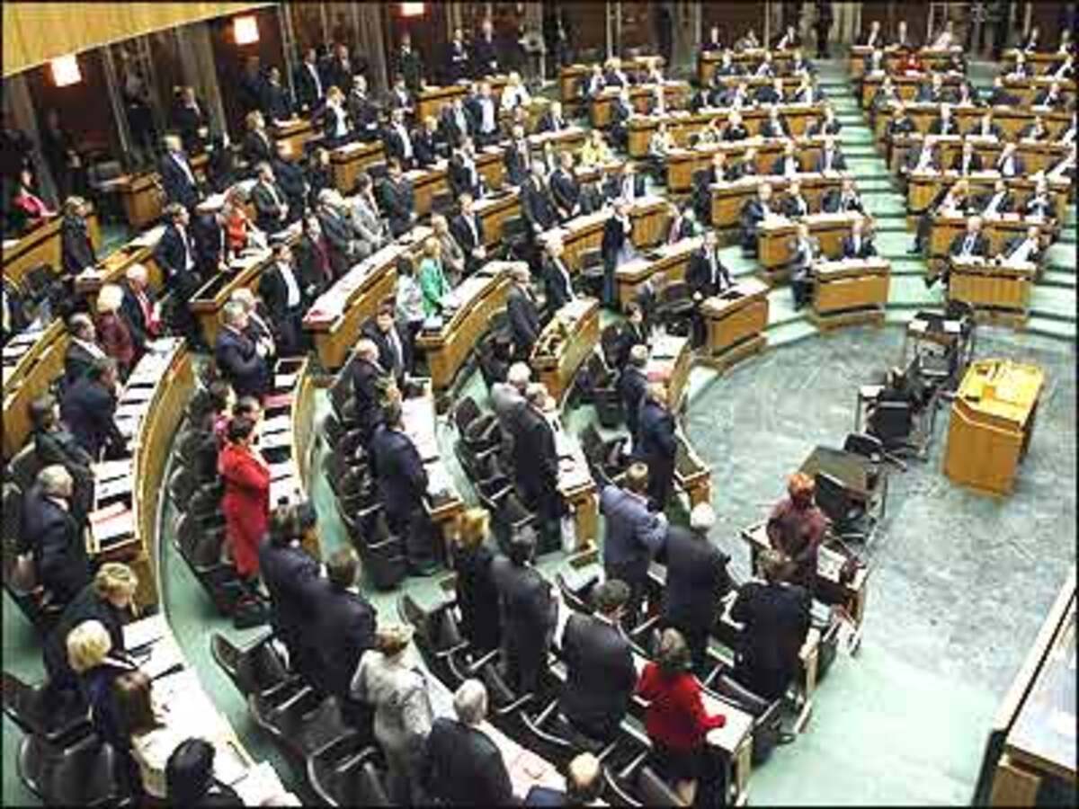 Im Nationalrat beschließen SPÖ, Grüne und FPÖ die Einsetzung von Untersuchungsausschüssen zu Eurofighter und Banken-Affären. Der ÖVP-Vorstand beschließt daraufhin, die Koalitionsgespräche auszusetzen.