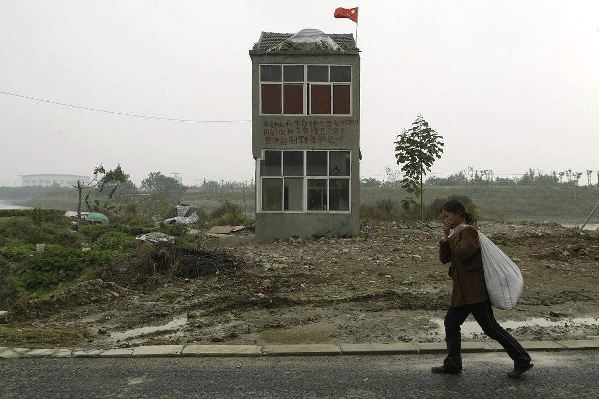 "Nagelhäuser" gibt es in China immer wieder. Weil das chinesische Gesetz eine Zwangsräumung nicht vorsieht, bleiben viele dieser Häuser stehen, bis sich die Besitzer mit den Behörden einigen.
