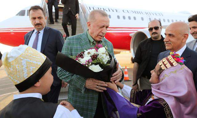 Der türkische Präsident, Recep Tayyip Erdoğan, setzt sich auf dem Flughafen Adana freundlich in Szene, doch Zensur und Verbote nehmen im Land zu.  