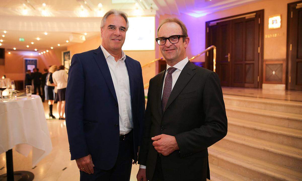 Vienna Capitals-Marketing und Verkaufsleiter Christoph Schmidt mit Fischer Elektronik-Geschäftsleiter Josef Grabler (r.).