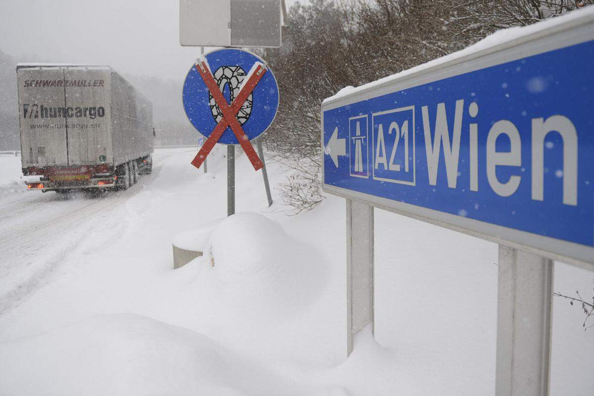 Ein Lkw auf der Schneefahrbahn bei der Auffahrt auf die A21, der Außenringautobahn. Bis in die frühen Abendstunden war die A21 für Lkw gesperrt.