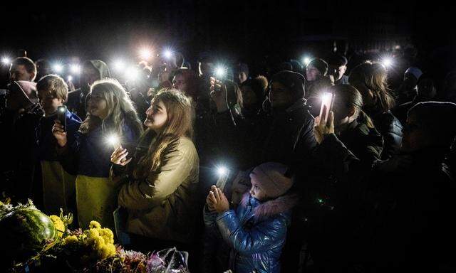 Beim Konzert des ukrainischen Musikers Kolja Serga (nicht im Bild) im Zentrum der südukrainischen Stadt, zücken Besucher ihre Handys.