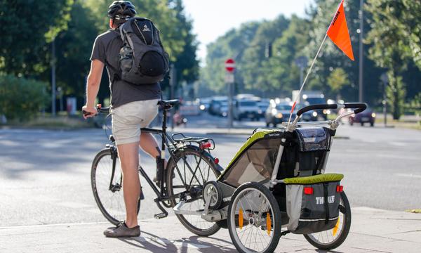 Der morgendliche Weg in die Arbeit oder zum Kindergarten ist am Fahrrad oft stressfreier als mit dem Auto - für alle Beteiligten.