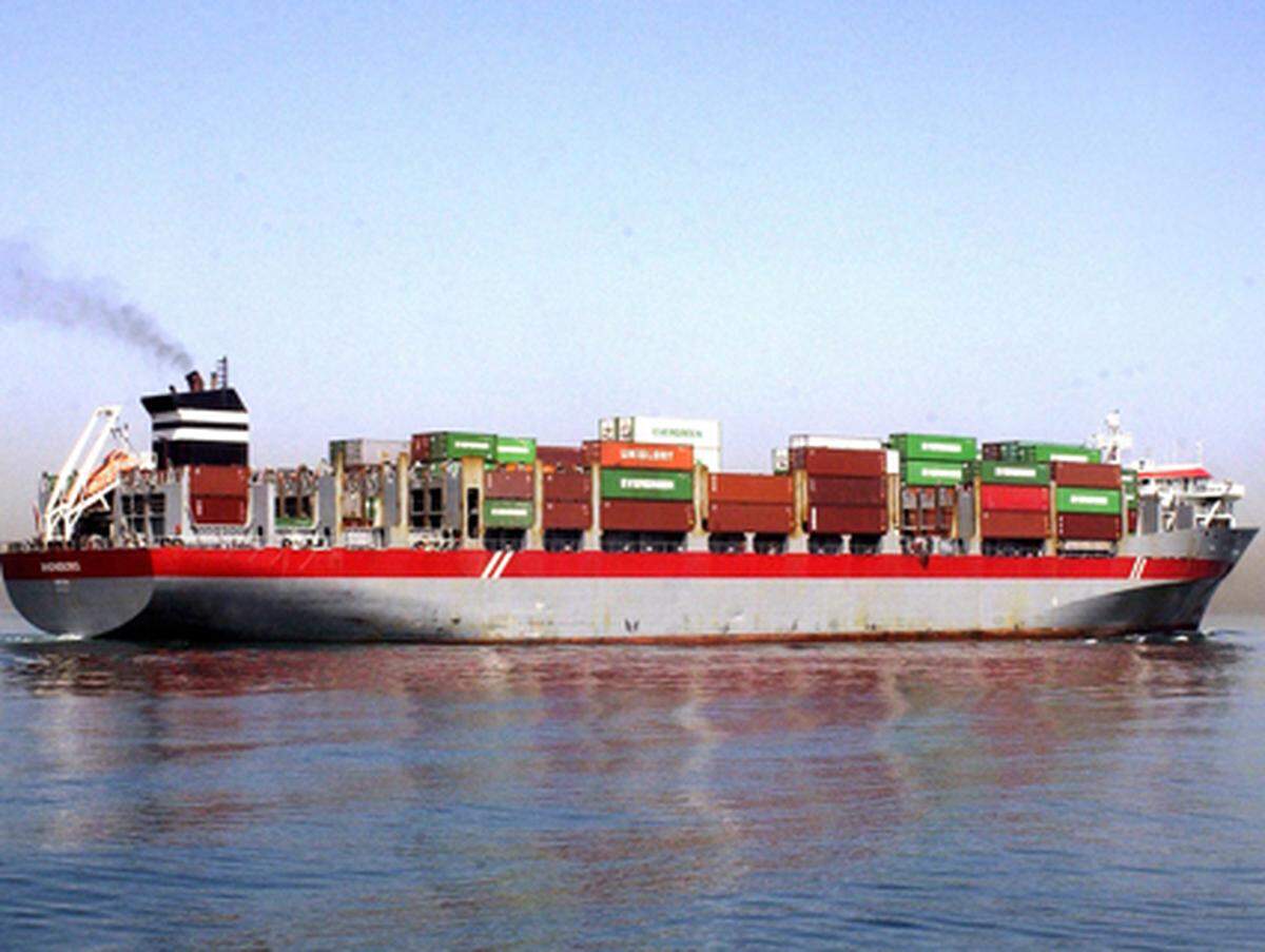 Dieses Schiff verlässt gerade den Containerhafen von Dubai, wo 10,653 Millionen TEU verladen wurden. TEU steht für "Twenty Foot Equivalent Unit", was einem Standardcontainer enspricht.