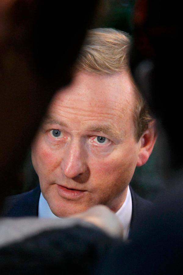 Neuer Regierungschef wurde Enda Kenny von der Mitte-Rechts-Partei Fine Gael, der im Wahlkampf ein Aufschnüren des Euro-Rettungspakets verlangt hatte. Irland hatte zuvor als zweites Land nach Griechenland unter den Rettungsschirm schlüpfen müssen, weil es sich bei der Bankenrettung übernommen hatte.