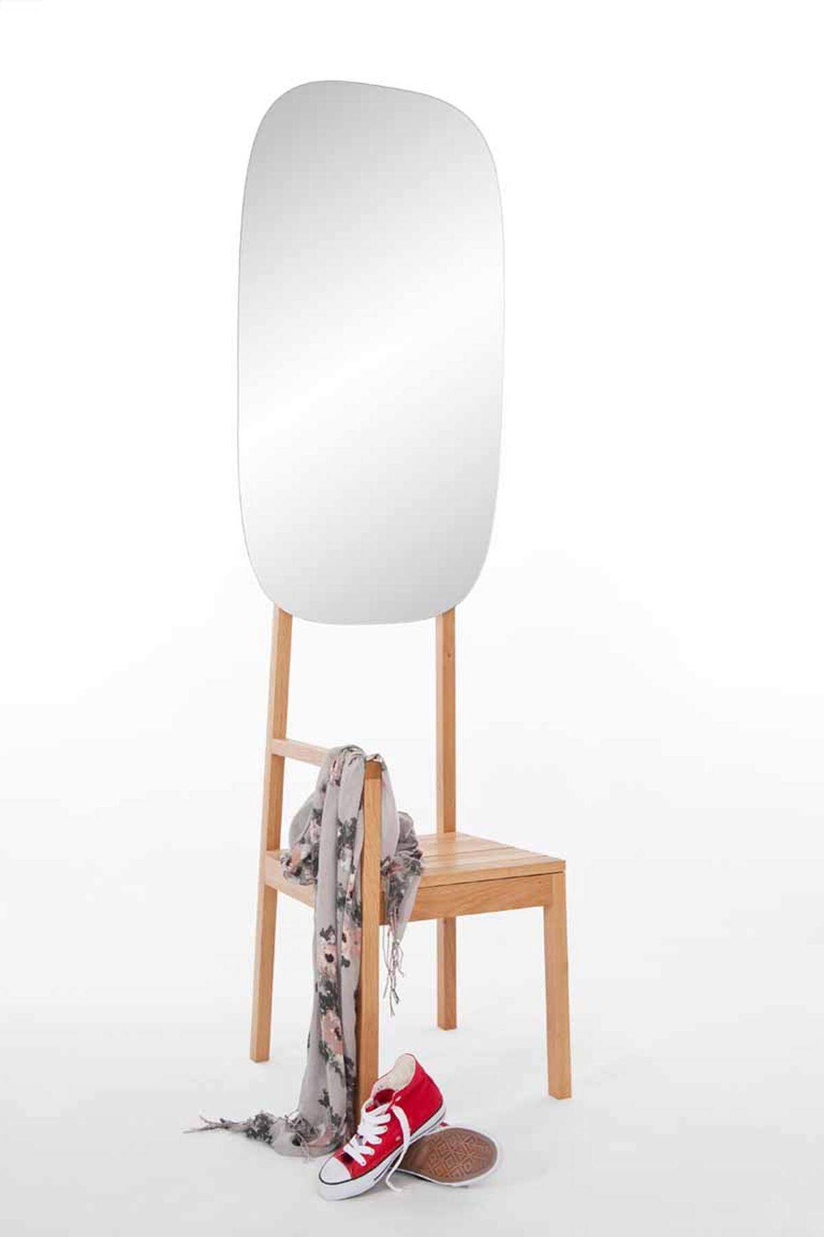 Wer häufig umzieht, wird die Möbelideen von Philipp Beisheim zu schätzen wissen. Für den Aufbau seiner Tische und Sitzgelegenheiten ist lediglich eine Luftpumpe nötig. Das Möbel besteht aus dem Neopren-Stoff Hypalon und Holz.