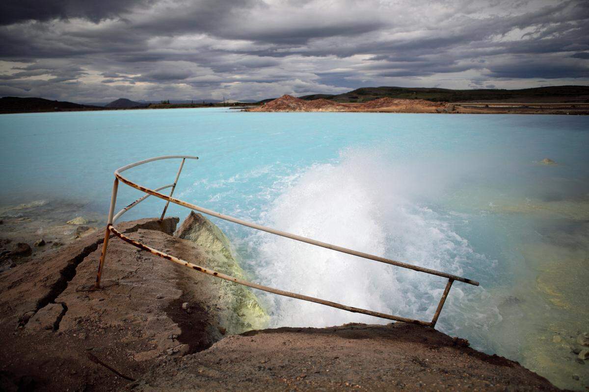 Während das Thermalfreibad Blaue Lagune eine touristische Hauptattraktion ist, werden andere heiße Quellen nicht im Sinne der Badekultur, sondern im Sinne der Wirtschaft genutzt. Die günstige Geothermie der Insel, erlaubt einen fast verschwenderischen Umgang mit Erdwärme, so werden manche Gehsteige in Reykjavík und Akureyri im Winter beheizt.