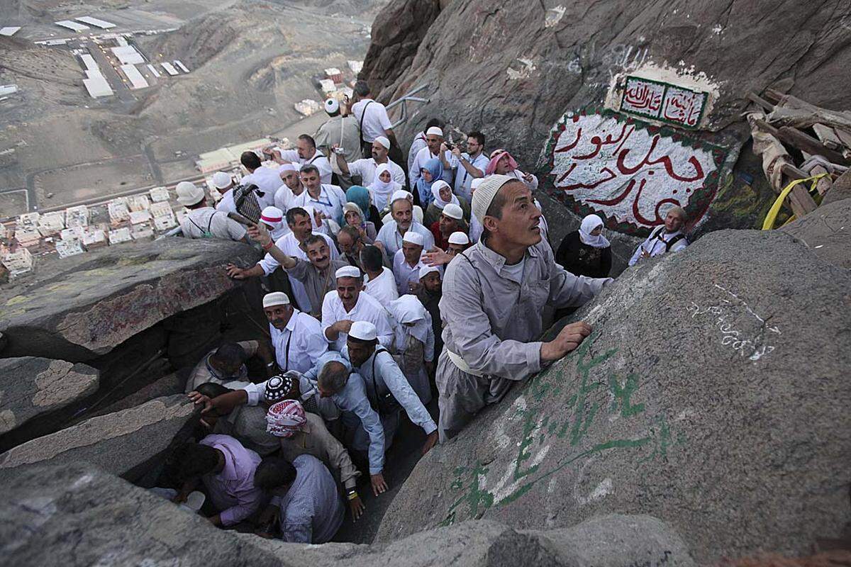 Daran schließt sich ein siebenmaliger Lauf zwischen den Hügeln Safa und Marwa an, der die "Kleine Wallfahrt" ("Umra") beendet. Noch am gleichen Tag ziehen die Pilger zum Ort Mina, wo sie der Eröffnungspredigt zur Pilgerfahrt lauschen. Am nächsten Tag startet der eigentliche "Hadsch".