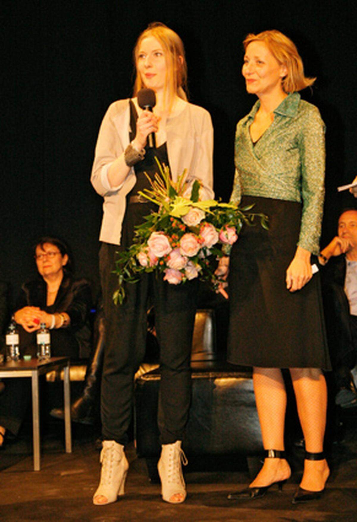 Im Rahmen der der Austria Fashion Awards - Show wurden außerdem eine Auszeichnung von der Privatwirtschaft vergeben: Der "KONTAKT.Fashion Award" stiftete Erste Bank für einen Modedesigner aus Zentral- und Osteuropa.