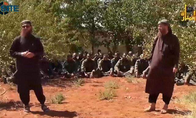 Ein Bild aus dem Video der radikalislamischen Al-Nusra-Front. Im Hintergrund ihre 