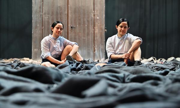 Miriam (l.) und Mercedes Vargas spielen im Odeon Theater in der Dramatisierung von Ágota Kristófs Roman neunjährige Zwillingsbuben im Krieg.