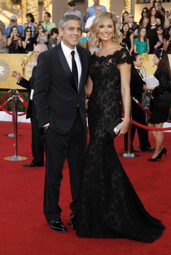 Das Liebespaar in Schwarz: George Clooney in Giorgio Armani, seine Freundin Stacy Keibler glänzte ebenfalls in Marchesa.