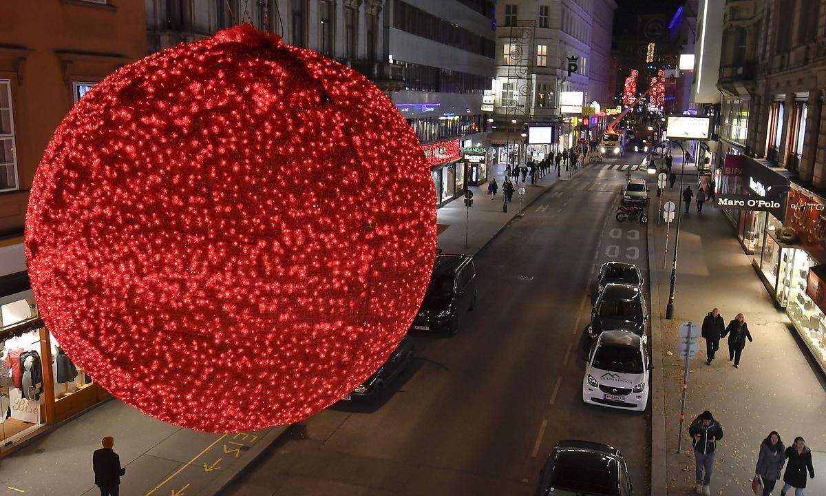 Manche finden sie etwas sehr groß geraten: Die roten Kugeln prägen jedenfalls seit Jahren das Bild der Rotenturmstraße in der Weihnachtszeit.