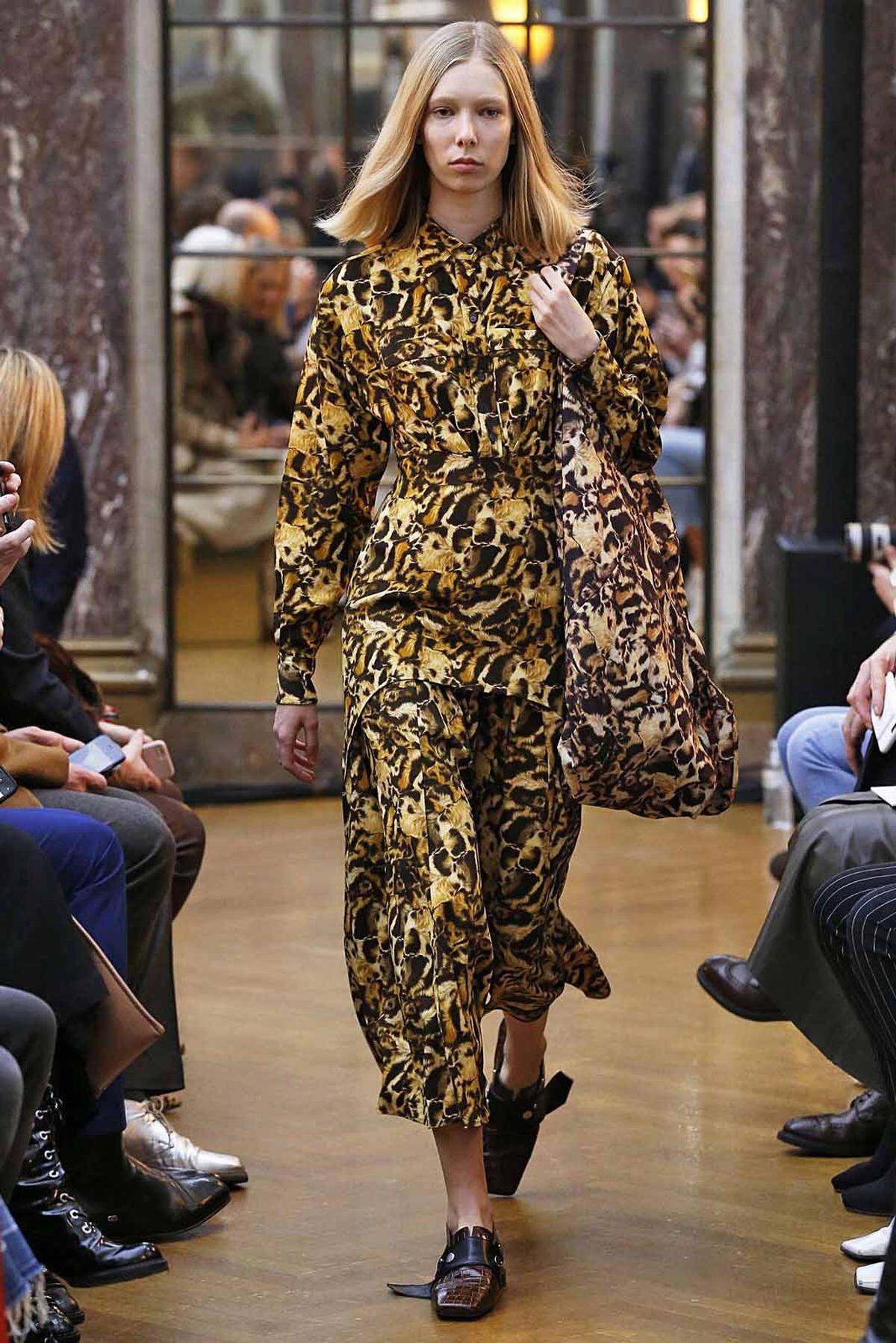 Ein Verlust für New York, immerhin gehörte die Catwalk-Show von Beckham zu den beliebtesten und gefragtesten der Modewoche. Die 43-Jährige ließ sich diesmal übrigens passenderweise von "Girl Power" inspirieren.