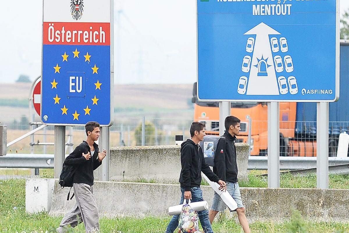 Die Regierungen in Wien und Berlin hatten am späten Freitagabend zugesagt, die Flüchtlinge "wegen der Notlage" nach Österreich und Deutschland einreisen zu lassen. Seither trafen laufend Busse an der Grenze ein, die von der ungarischen Regierung bereitgestellt und von der ungarischen Polizei bis zum Übergang eskortiert wurden.