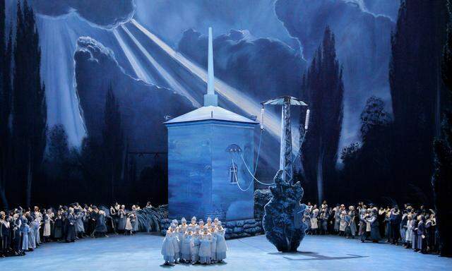 So sah „Lohengrin“ in Bayreuth 2018 aus: Ängstliche Chordamen erwarten Lohengrins Ankunft im Umspannwerk (Bühne: Neo Rauch, Regie: Yuval Sharon).