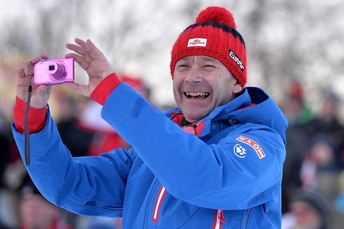 Für Lacher sorgte Ernst Vettori bei der Pressekonferenz der ÖSV-Kombinierer in Falun. Der Sportliche Leiter für Skispringen und Nordische Kombination setzte sich im Team-Quartier in dem aus dem 18. Jahrhundert stammenden Haupthaus im Hintergrund des Saales auf einen Tisch, der unter der "Last" des Leichtgewichts zusammmenbrach.