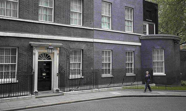 Theresa May vor ihrem künftigem Amtssitz, Downing Street Nummer 10 in London.