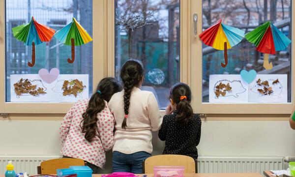 Manche Kinder wachsen in Österreich in behüteten Verhältnissen auf, andere nicht. Wann soll der Staat einspringen?