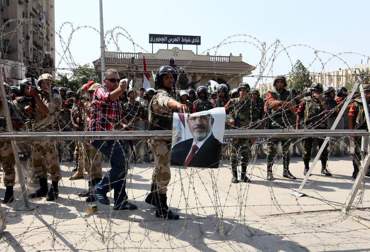 Zwei Tage nach der Absetzung des gewählten Präsidenten Mohammed Mursi hat es am Freitag in Ägypten bei Protesten gegen das Militär Tote und Verletzte gegeben. In Kairo wurden bei einer Demonstration nach Angaben aus Sicherheitskreisen mindestens drei Menschen erschossen. Die Armee bestritt, scharfe Munition eingesetzt zu haben.