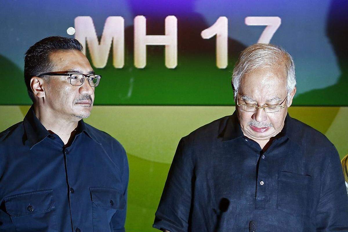 Bereits zum zweiten Mal heuer musste Malaysias Premier Najib Razak (r.) sich nach einem Flugzeugunglück ans Volk wenden. Im März war Flug MH370 der Malaysia Airlines spurlos verschwunden. Bis heute ist der Verbleib des Flugzeugs ungeklärt.