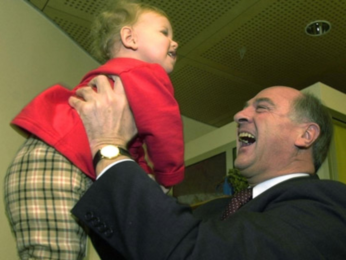 Ob politisch links, rechts oder Mitte, ob hierzulande oder am anderen Ende der Welt: Kaum entdeckt ein Politiker im Publikum einen Bürger unter sechs Kilogramm, stürzt er sich auf das brabbelnde Bündel (vorzugsweise wird es ihm von der Mutter dargereicht).  Im Bild: Niederösterreichs Landeshauptmann Erwin Pröll