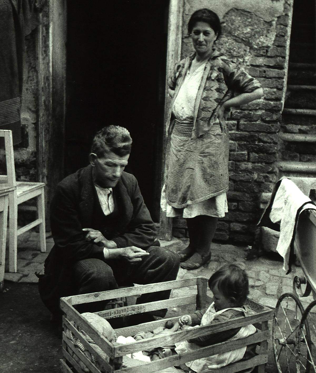 Mit ihren Bildern dokumentierte Tudor-Hart den sozialen Niedergang und die erdrückenden wirtschaftlichen Verhältnisse. Damit hob sie sich deutlich vom Mainstream der britischen Fotografie ab. Edith Tudor-Hart: Arbeitslose Familie, Wien, 1930 (c) Wien Museum
