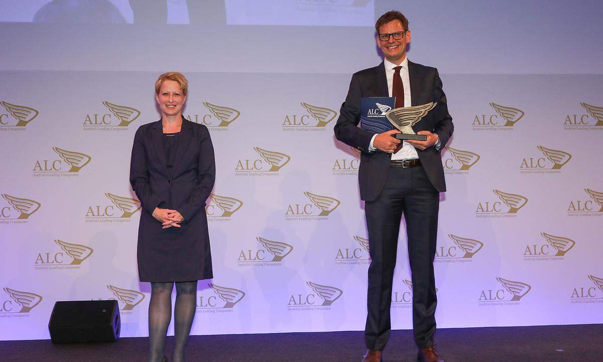 Auszeichnung Top Unternehmen International 3. Platz für  Getzner Textil AG aus Vorarlberg: DONAU Versicherung-Generaldirektorin Judit Havasi zeichnet Gentzner Textil-CEO Roland Comploj aus.