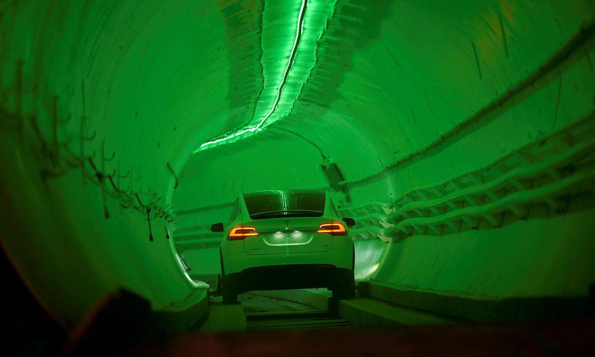 Die Idee: Autos samt Passagieren sollen von Stadt zu Stadt rasen. Laut Musk soll dabei eine Geschwindigkeit von bis zu 250 km/h erreicht werden. Langfristiges Ziel sind Geschwindigkeiten von mehr als 480 Stundenkilometern.