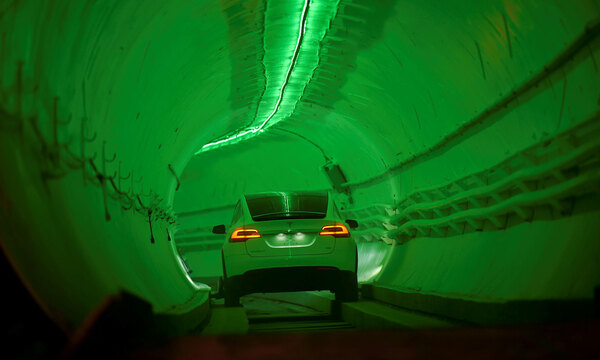 Die Idee: Autos samt Passagieren sollen von Stadt zu Stadt rasen. Laut Musk soll dabei eine Geschwindigkeit von bis zu 250 km/h erreicht werden. Langfristiges Ziel sind Geschwindigkeiten von mehr als 480 Stundenkilometern.