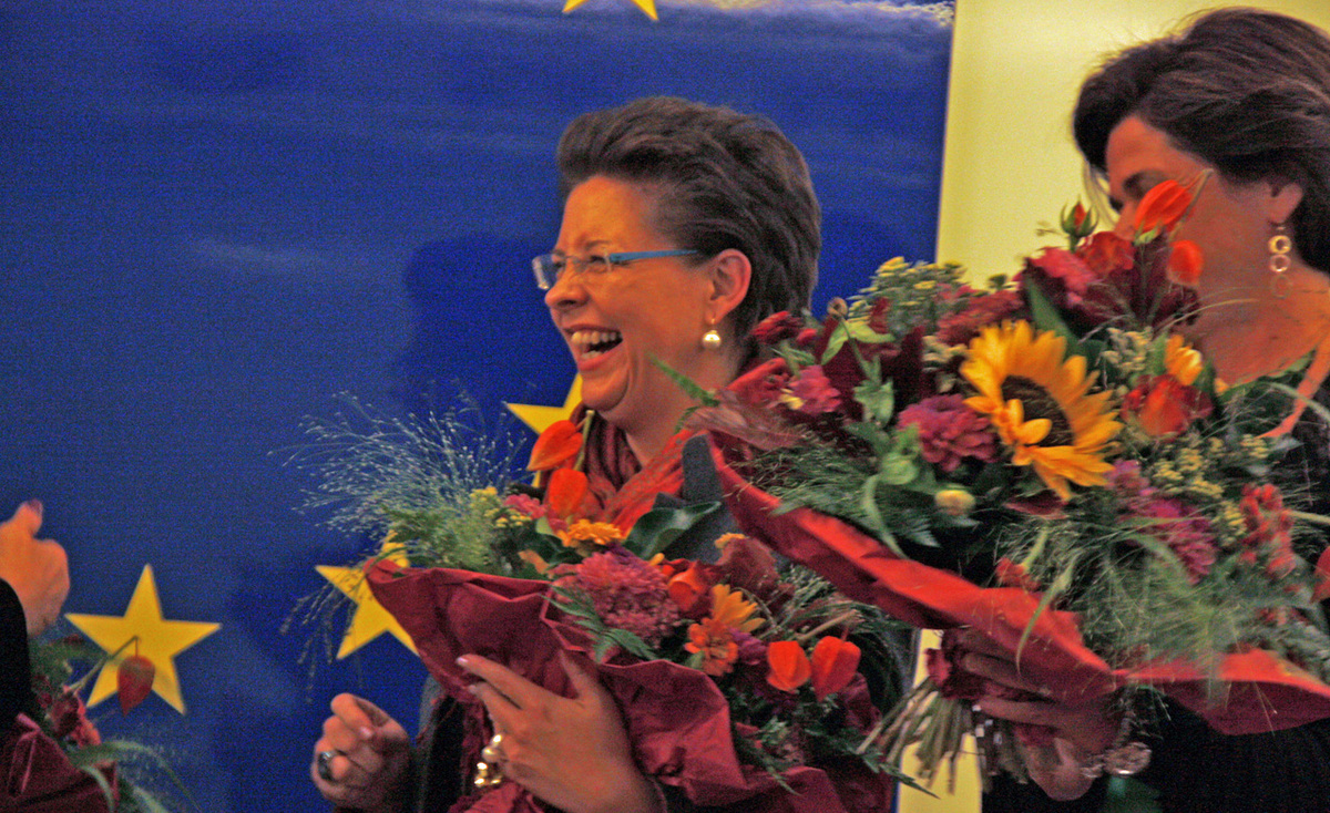 ... sie sich mit 24 Jahren dann zwischen Wien und Paris entscheiden musste und sie diese und andere wichtige Entscheidungen in ihrem Leben immer "spontan und aus dem Bauch heraus" getroffen hat. Marek fordert außerdem mehr Frauen in Top-Jobs, denn "Lehman Sisters" hätte nicht verursacht, was "Lehman Brothers" verursacht hat, erklärt sie unter dem Beifall der geschätzten 60 weiblichen Zuhörer.