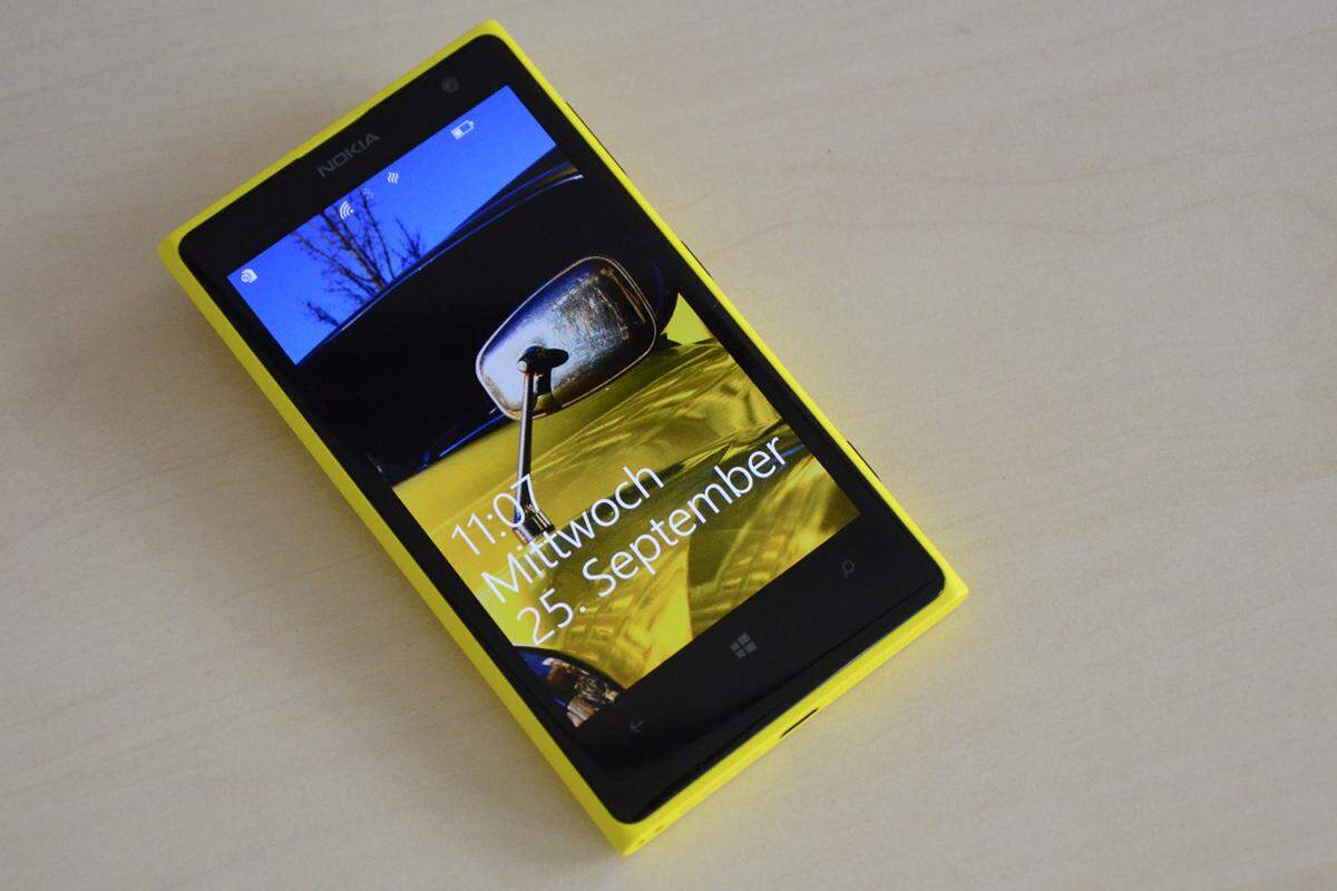 Anders als bei anderen Betriebssystemen muss bei Windows Phone der Sperrbildschirm nach oben geschoben werden, um zum Homescreen zu gelangen.