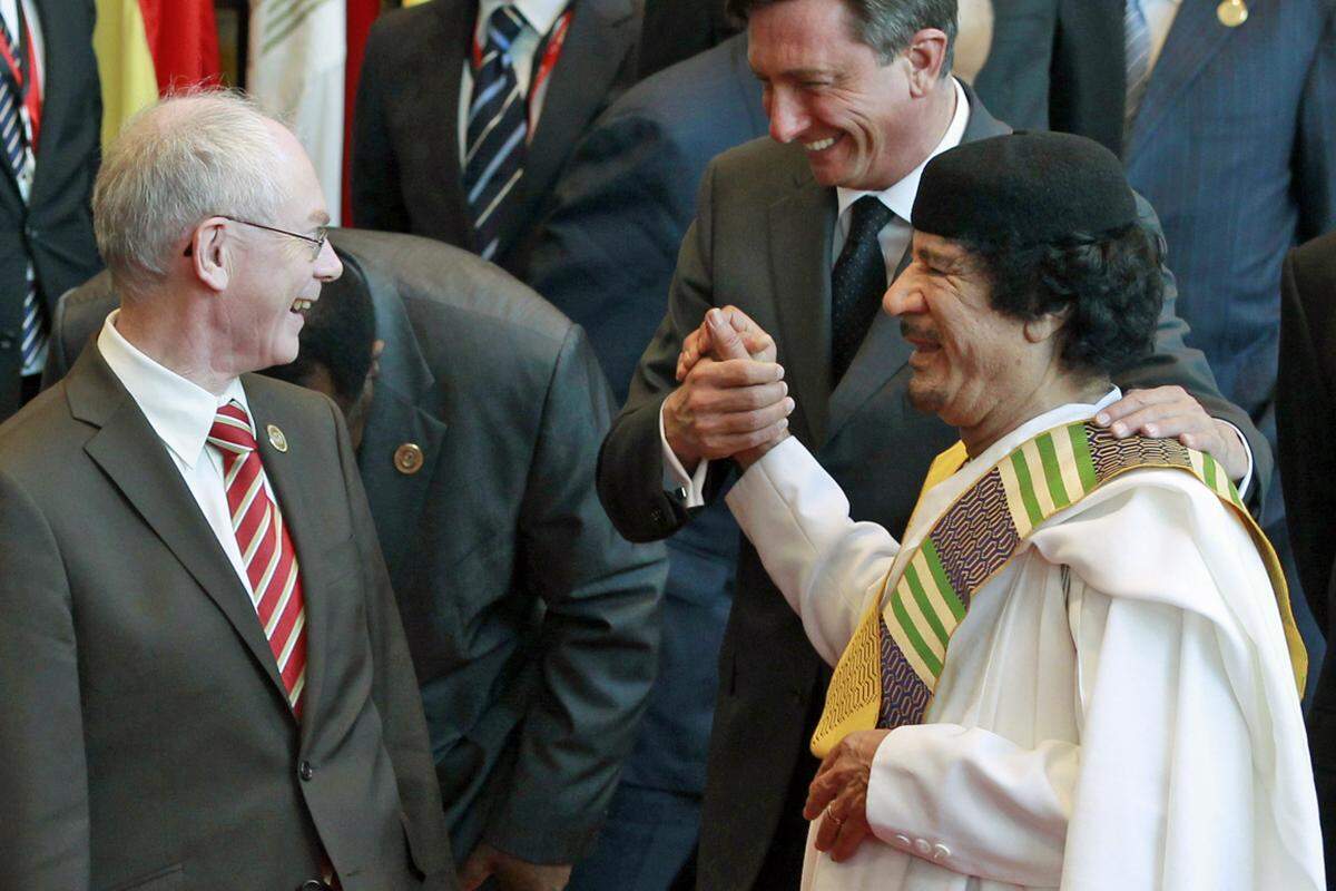 Die eskalierende Gewalt in Libyen bringt den Westen in die Bredouille. Schließlich war Diktator Muammar al-Gaddafi zuletzt ein gern gesehener Staatsgast und Handelspartner. (Im Bild: Gaddafi mit EU-Ratspräsident Van Rompuy und Sloweniens Ministerpräsident Pahor)