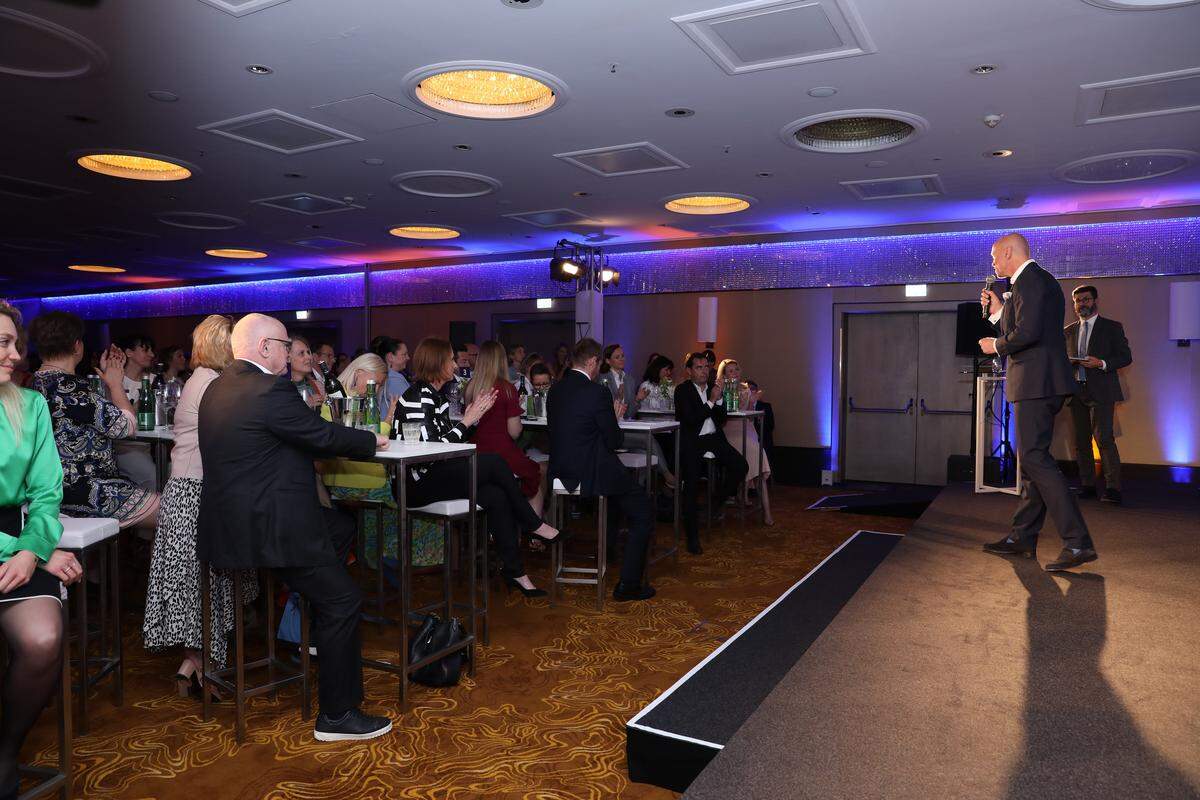 Jürgen Ammerstorfer, Generaldirektor des The Ritz-Carlton, Vienna, begrüßte rund 160 Gäste im Festsaal.