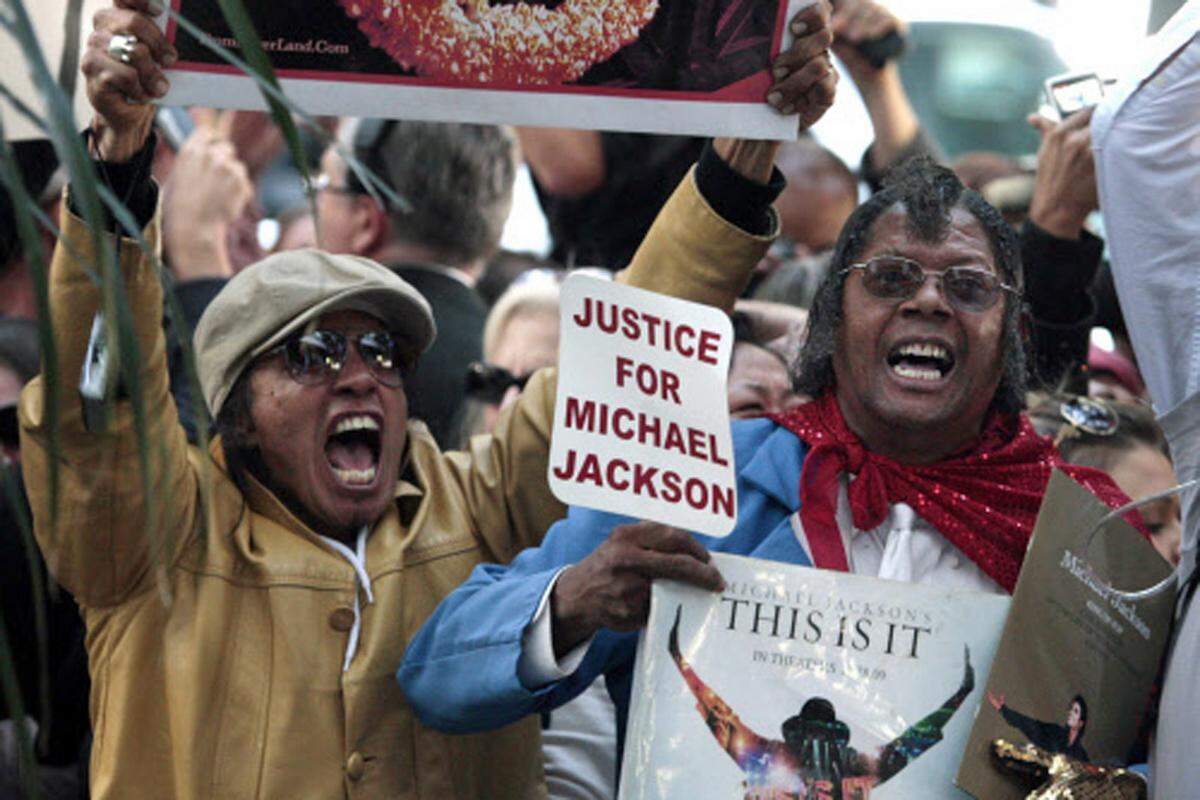 Zahlreiche Jackson-Fans, die sich vor dem Gerichtsgebäude versammelt hatten, reagierten mit Freudenrufen auf den Urteilsspruch.