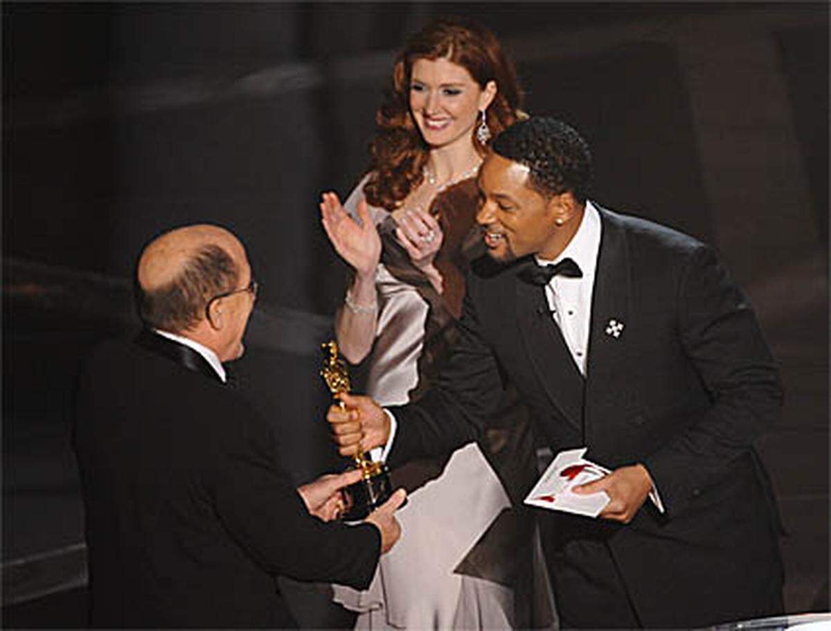Will Smith übergab den Preis für den Besten Filmschnitt an Richard King für "The Dark Knight".