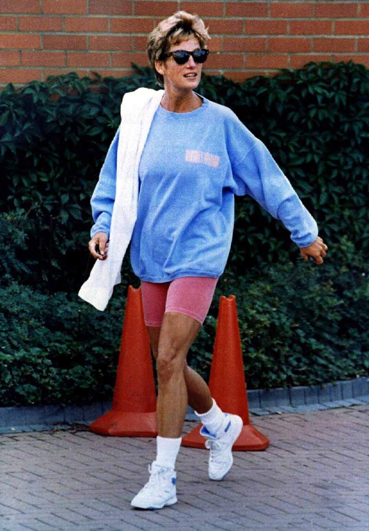 Auch in Sachen Sportmode gab die Prinzessin (hier 1994), die auch nach ihrer Scheidung von Paparazzi verfolgt wurde, ein Modevorbild ab.