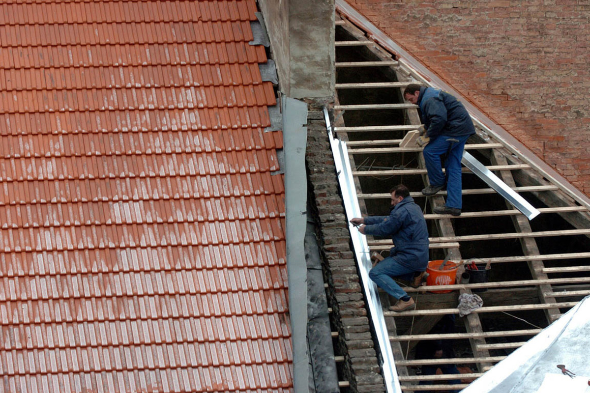 Mit einem Indexwert von 103 liegen auch die Dachdecker in den Zufriedenheitsskala mit anderen Handwerksbranchen gleichauf.